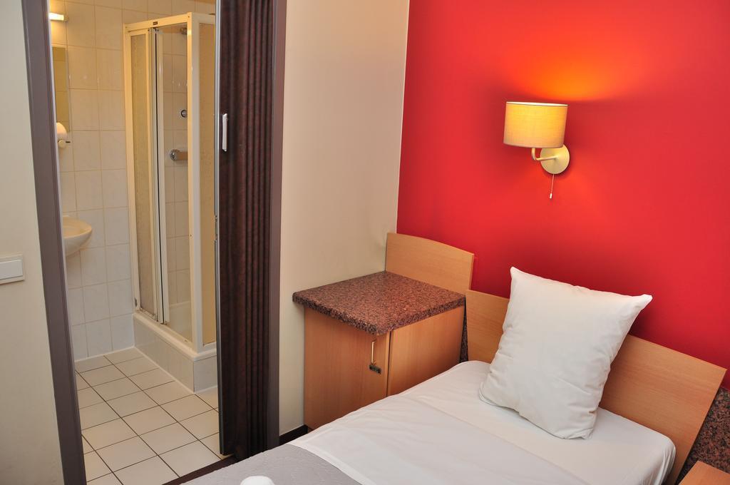 Hotel Afrit 28 Heusden-Zolder Zimmer foto