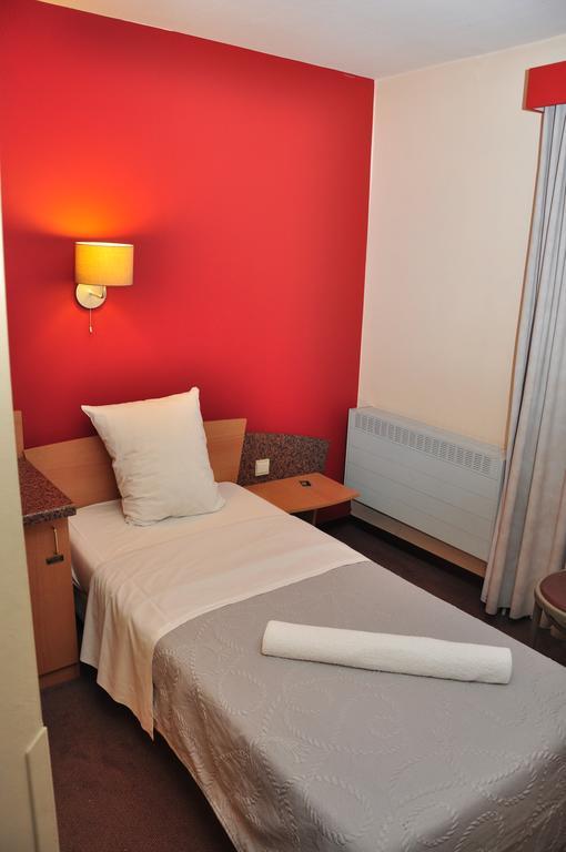 Hotel Afrit 28 Heusden-Zolder Zimmer foto