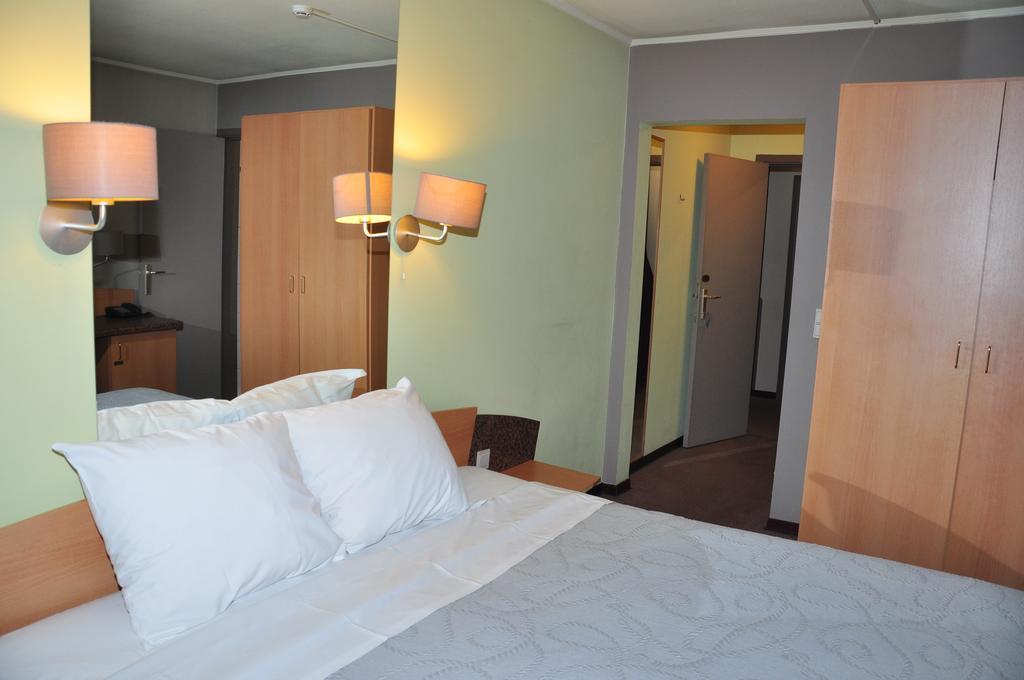 Hotel Afrit 28 Heusden-Zolder Zimmer foto