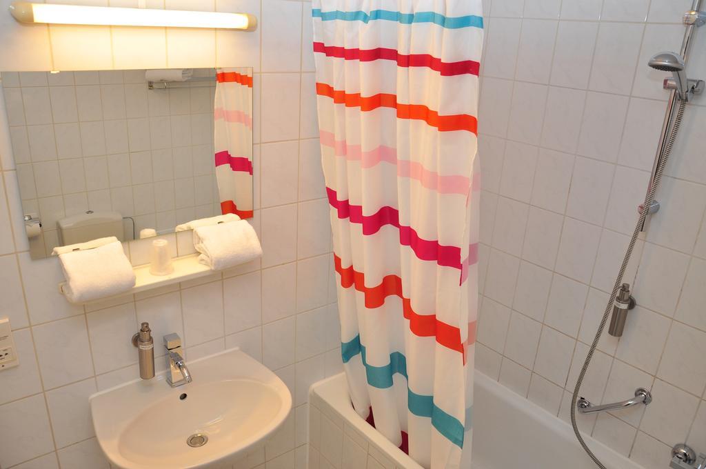 Hotel Afrit 28 Heusden-Zolder Zimmer foto